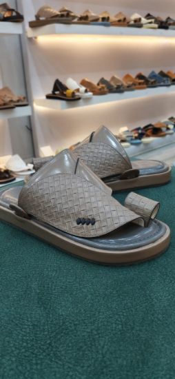 صورة حذاء شرقي نقش تمساح  ارضيه ملبس مريح ومانع الانزلاق